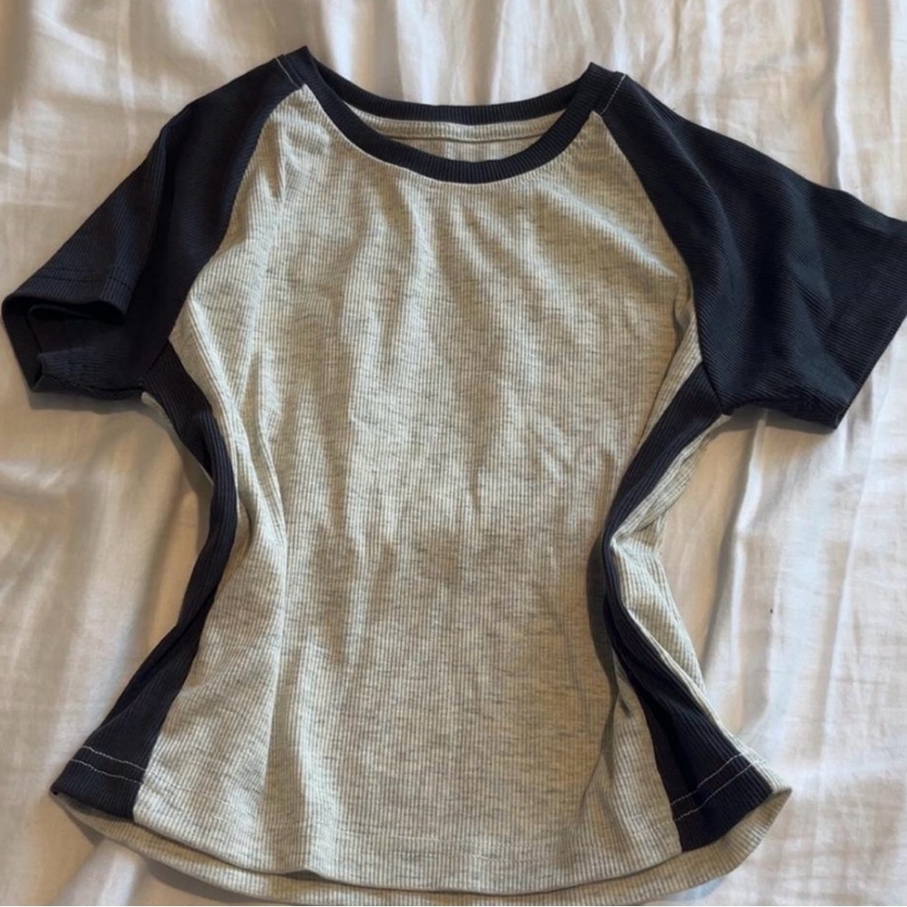 Casual Gray and Black Raglan Sleeve Tee